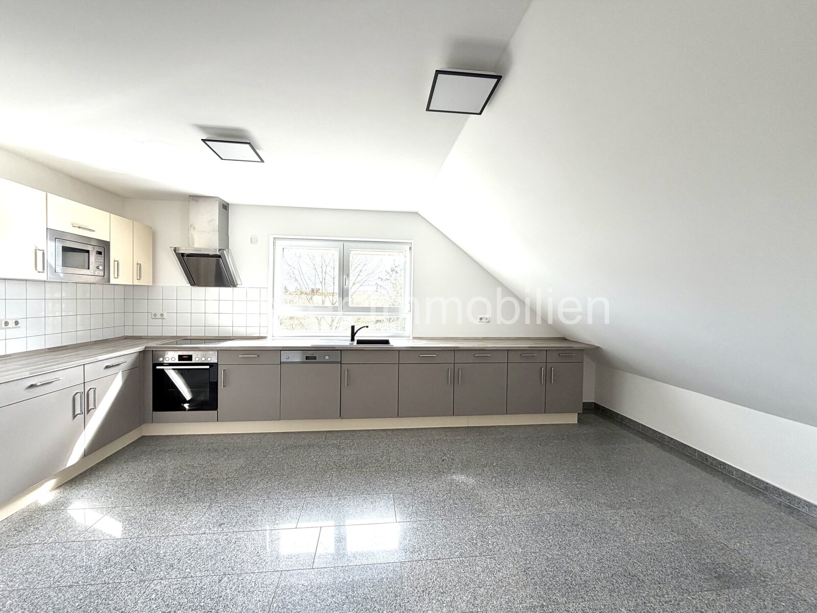  Attraktive 3-Zimmerwohnung mit Balkon und Einbauküche in Hanau Klein-Auheim